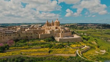 Mdina şehrinin insansız hava aracı görüntüsü, Malta adasının eski başkenti. Yeşil alanlar, bulutlar