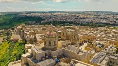 Mdina şehrinin insansız hava aracı manzarası, Malta adasının eski başkenti. Yeşil alanlar, bulutlar
