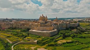 Mdina şehrinin insansız hava aracı manzarası, Malta adasının eski başkenti. Yeşil alanlar, bulutlar