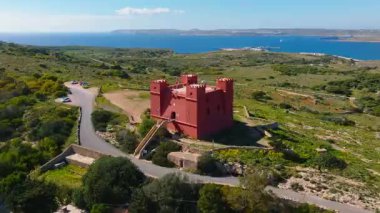 Mellieha, Kızıl Kule 'nin insansız hava aracı görüntüsü. Malta adası