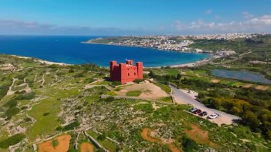 Mellieha, Kızıl Kule 'nin insansız hava aracı görüntüsü. Malta adası