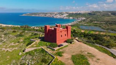 Mellieha 'daki ünlü Kızıl Kule' nin insansız hava aracı görüntüsü. Malta 