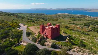 Mellieha 'daki ünlü Kızıl Kule' nin insansız hava aracı görüntüsü. Malta adası