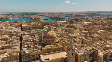 Valletta şehrinin insansız hava aracı manzarası. Malta adasının başkenti