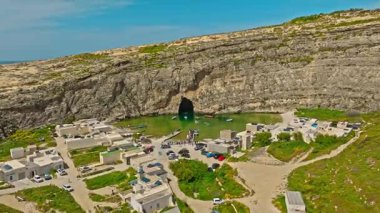 İç Deniz 'in insansız hava aracı görüntüsü ve Malta' nın Gozo adasında bir mağara.