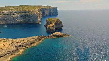 Malta 'nın Gozo Adası' ndaki ünlü Mantar Kayası. Drone görünümü