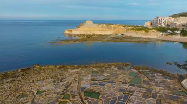 Xwejni Körfezi 'nde tuzluk, Marsalforn şehri, Gozo Adası.