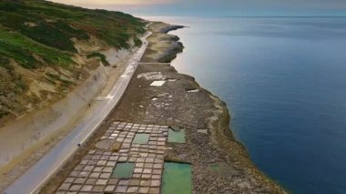 Tuz tavaları, drone üst görünümü. Gozo, Malta adası