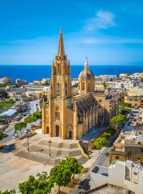 Gozo Adası, Malta 'daki Ghajnsielem Paris kilisesinin insansız hava aracı görüntüsü.
