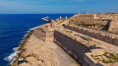 Valletta, köprü ve deniz fenerinin büyük limanının insansız hava aracı görüntüsü. Malta