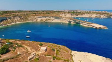 Malta 'nın güney kıyı şeridinin insansız hava aracı görüntüsü. Tekne, deniz, sahil, doğa manzarası. Hofriet penceresi