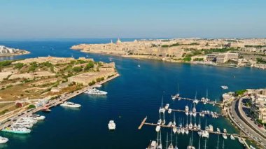 Manoel kalesindeki Valletta şehrinin insansız hava görüntüsü. Akdeniz, Malta adası