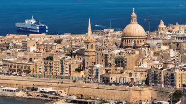 Valletta, Malta adasının başkenti. Ana kilise, deniz, sahil manzarası