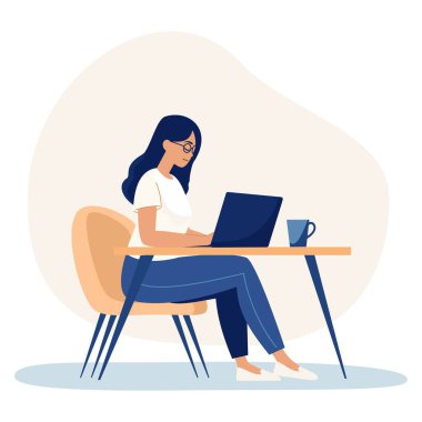 Düz vektör çizimi. Bilgisayarda çalışan genç bir kız. Ev ofisi, saksıdaki çiçekler. Vektör illüstrasyonu