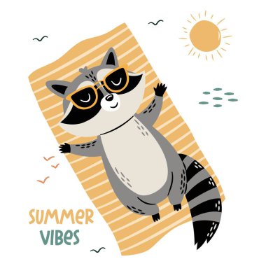 Basit bir çocuk tarzında düz vektör çizimi. Güneş gözlüklü şirin bir rakun havlunun üzerinde uzanıyor ve beyaz arka planda güneşleniyor, harf yazıyor. Vektör illüstrasyonu