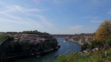 Portos 'un güneşli bir günün sıcağında güneşlenirken Douro Nehri' ni dolduran tekneler hareketli ve güzel bir sahne oluşturuyor..