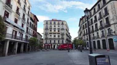 4K Hisse Senedi Bulutlu bir günde Görkemli İspanyol Binası