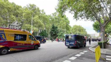 Madrid Protestolarında Polis Arabaları Harekete Geçti. Bulutlu bir gün gösterisinde kolluk kuvvetleri ve protestocular arasındaki etkileşimi belgeliyorum.. 
