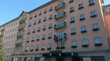 İspanya 'da eski pembe bir binanın 4K videosu. Kapalı pencereler ve balkon içeriyor. Geleneksel İspanyol mimari tarzını sergiliyor..