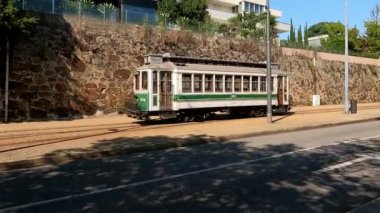 Portekiz 'deki bir bağın büyüleyici görüntüsüyle geleneksel Portekiz ulaşımının cazibesini yaşayın. Bu ikonik tramvay ülkenin zengin kültürel mirasını sergiliyor ve onun zamansız şehir hareketliliğine bir bakış sağlıyor..
