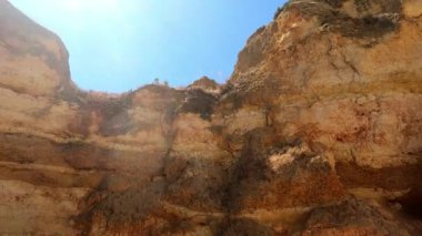 Büyük kayalar ve doğa tarafından oyulmuş engebeli oluşumlarla bir çöl uçurumunun dramatik güzelliğini keşfedin. Bu çarpıcı görüntü, çöl arazilerinin ihtişamını göstermek için mükemmel olan ham ve el değmemiş manzarayı vurgular..