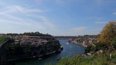Portekiz 'deki Douro Nehri' ni kaplayan ikonik köprünün güzelliğini keşfedin, güneşli bir günde popüler bir turistik bölgede yakalandı..