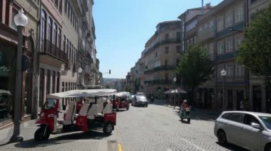 Köprünün altından hızla geçen hızlı bir tekne, çarpıcı bir şekilde yakalandı.