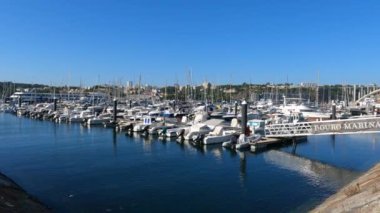 Douro Marina 'yı gösteren 4K video. Video, Porto 'nun ikonik mimarisi ve hareketli şehir manzarasıyla nehir boyunca kenetlenmiş teknelerle marinanın huzurlu atmosferini vurguluyor..