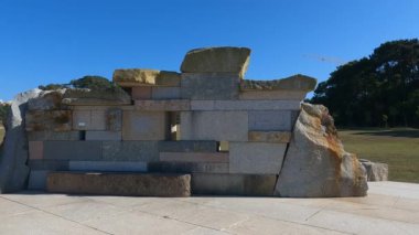 Antik taş anıt. Görüntülerde yıpranmış taş yapılar, karmaşık oymalar ve bu tarihi yerin zamansız güzelliği görülüyor. Doğanın güzelliğiyle çevrili ya da gökyüzüne karşı cesurca duran.