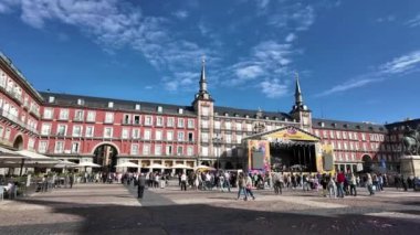 Canlı bir festival sırasında Plaza Mayor 'un canlı atmosferine dalmak, müzik, yemek ve kültür şenliklerinin keyfini çıkaran turistlerle dolu ikonik tarihi bir meydanda. 