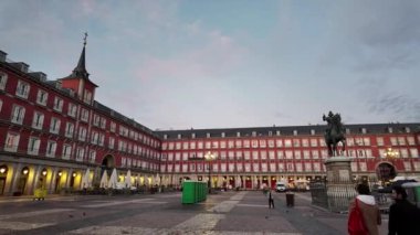 Sabahın erken saatlerinde Plaza Mayor 'un huzurlu güzelliğini tecrübe edin. İkonik kırmızı tuğla mimarisi sessizce duruyor. Şehir uyanmadan önce huzurlu ve zamansız bir manzara sunuyor.. 