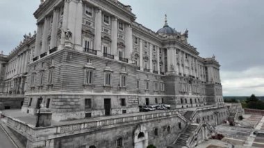 Madrid Kraliyet Sarayı 'nın ihtişamını keşfedin. İspanya kraliyet ailesinin resmi konutu ve İspanya' nın kraliyet tarihinin önemli bir sembolü olan çarpıcı bir mimari başyapıt.. 