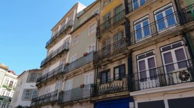 Porto 'nun zamansız güzelliğini keşfedin. Tarihi binalar, yaz güneşiyle yıkanmış ve 4K çözünürlüğüyle ele geçirilmiş.
