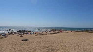 Porto, Portekiz 'deki 4K Rocky Beachscape, güneşli bir yaz gününde 