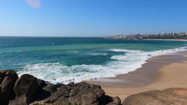 Tenha Cennet: Vila Nova de Gaiaaaadaki berrak sular, Porto 'nun Vila Nova de Gaia kentinde, berrak mavi ve yeşil suların doğanın dokunulmamış güzelliğiyle buluştuğu gizli bir kumsalın huzurunu keşfeder..