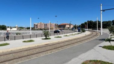 Sakin Şehir Merkezi ve Boş Tramvay Pisti sessiz sokaklar ve boş tramvay raylarıyla ıssız bir şehir merkezinin sakinliğini deneyimleyin, şehir manzarasında sıradışı bir durgunluk yakalayın..