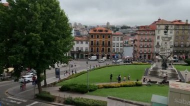 Dom Infante Henrique PortStep 'in Tarihsel Büyüsü Dom Infante Henrique Limanı' nın zengin tarihi ile geçmişte, yüzyıllardır süregelen deniz gelenekleri ve çarpıcı manzaralar Portekiz 'in ünlü bir simgesinde buluşur..