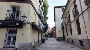 Eski İspanyol tarzı bir evin bulunduğu, kırsal hayatın cazibesini ve sakinliğini somutlaştıran huzurlu bir köye adım atın. Geleneksel mimari, köy yaşamı ve kültür mirasını sergilemek için mükemmel bir proje.. 