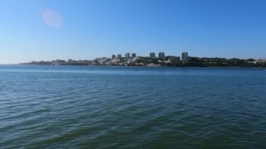 Şehir devleri: Portekiz 'e karşı uzun gökdelenler Parlak, güneşli bir günde yükselen yüksek gökdelenleri ile Portekiz şehrinin etkileyici siluetine tanık olun. 