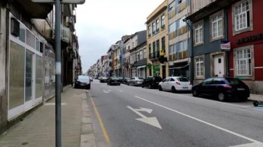 Vintage Vibes: PortoStep 'in Geleneksel Sokakları Zamanda Geri Git ve Portos' un geleneksel sokaklarının nostaljik cazibesine kendini bırak. Bu video Portos 'un tarihi mimarisinin özünü kaldırım taşlı sokaklarıyla yakalıyor..