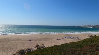 Vintage Vibes: PortoStep 'in Geleneksel Sokakları Zamanda Geri Git ve Portos' un geleneksel sokaklarının nostaljik cazibesine kendini bırak. Bu video Portos 'un tarihi mimarisinin özünü kaldırım taşlı sokaklarıyla yakalıyor..