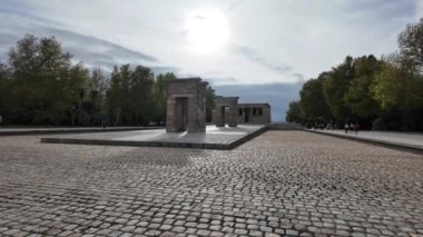 Madrid 'in sıcak güneşinde yıkanan antik taş bir anıtın büyüleyici görüntüsü, şehirlerin zengin tarihini ve mimari güzelliğini gözler önüne seriyor. Miras teması, tarihi simgeler ve İspanyol kültürünün ebedi cazibesi için mükemmel.. 