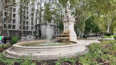 Madrid şehir merkezindeki yemyeşil bir parkın kalbine kurulmuş güzel bir çeşmenin büyüleyici manzarası. Şehir içinde şehir doğası, seyahat ve huzur içinde kaçış temaları için mükemmel.. 
