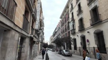 Şehir merkezindeki işlek bir ticaret caddesinde aceleyle koşuşturan rastgele insanların sabah banliyö boyunca şehir hayatının hızlı tempolu enerjisini yakaladığı dinamik bir sahne. Kentsel hareket, iş hayatı ve günlük rutin temaları için mükemmel. 