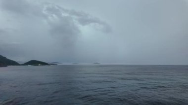 Yoğun bir bulut katmanıyla kaplanmış ıssız ve huzurlu bir sahil. Dramatik hikâye anlatmak için ideal.. 