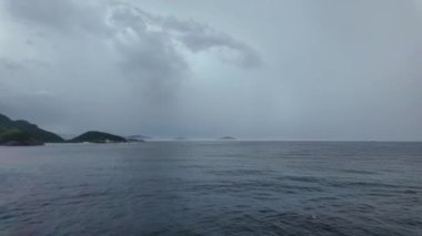 Karanlık okyanusu aydınlatan büyüleyici bir şimşek sahnesi çalkantılı bir gecede ham güç ve güzellik sergiliyor.. 