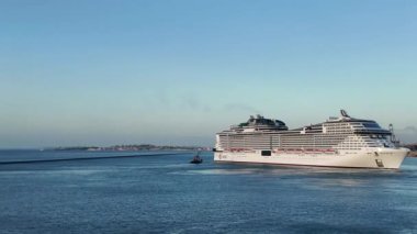 Okyanusun uçsuz bucaksız genişliğinde seyahat eden bir yolcu gemisi görün. Geminin ve açık suların huzurlu ve huzurlu bir görüntüsünü sunuyor. Okyanus maceralarını sergilemek için mükemmel.. 