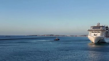 Uçsuz bucaksız okyanusta düzgün giden büyük bir yolcu gemisinin hayranlık uyandıran görüntüsünü yakalayın. Bu çekimde açık sularda süzülen geminin ihtişamı gözler önüne seriliyor.. 