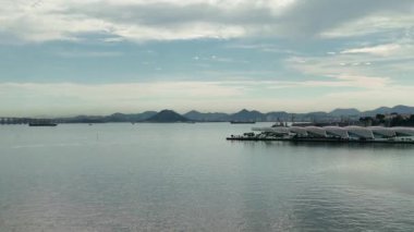 Yumuşak dalgalar ufka doğru yuvarlanıyor, rahatlatıcı bir deniz manzarası yaratıyor.. 