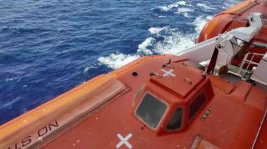 Güvenlik tatbikatı sırasında bir yolcu gemisinden gönderilen kurtarma botunu izleyin.. 